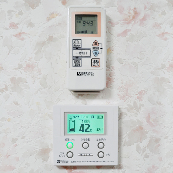床暖房は暖かさが調節できます（写真上）エコウィルは発電量がパネルで確認できます（写真下）。
