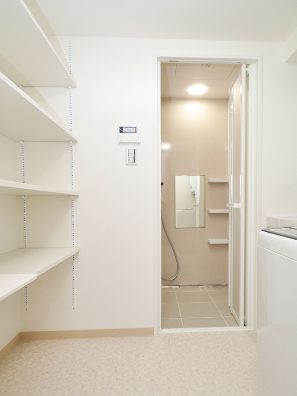 洗面室は十分なスペースを確保し棚も設置。