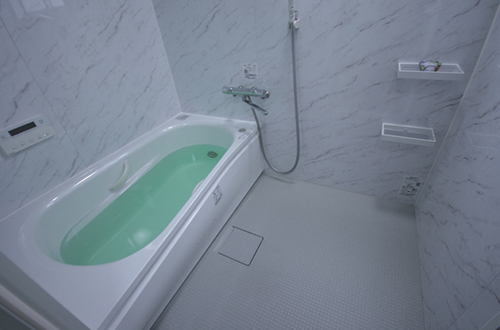 足が伸ばせるようになった広い浴槽洗い場は柔らかい「ほっカラリ床」。
